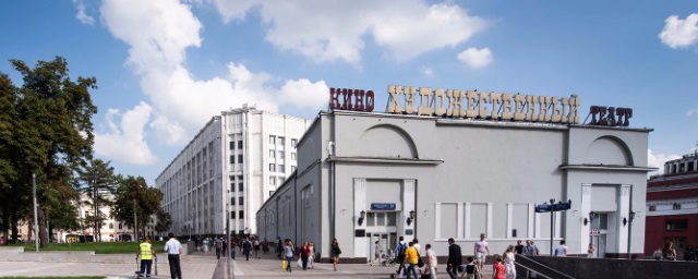 Собянин осмотрел отреставрированный кинотеатр «Художественный» в Москве